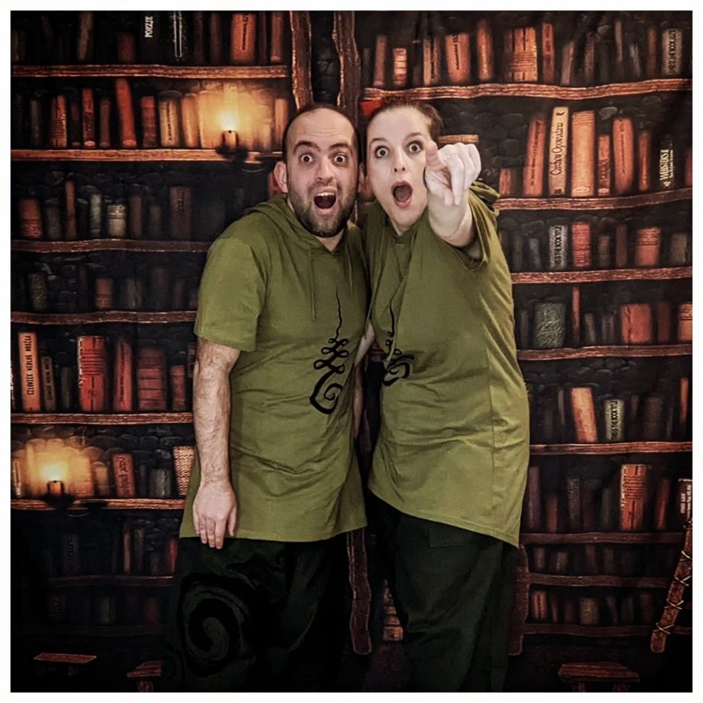 photo spectacle de contes, comédiens dans une bibliothèque